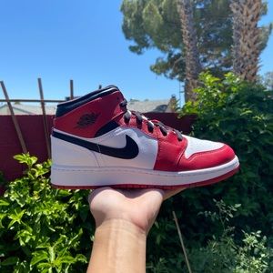Air Jordan 1 Mid “Chicago” *READ DESCRIPTION*